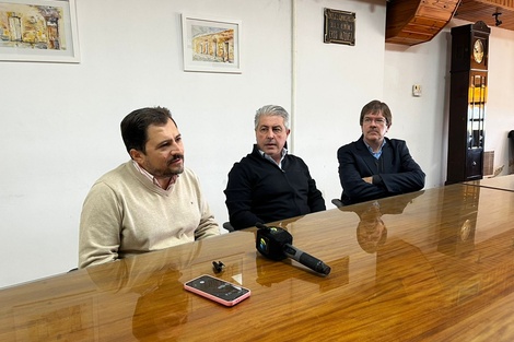 El presidente del Consejo de Administración, Lucio Tezon, el intendente Javier Martínez, y el ingeniero Di Giorgio.
