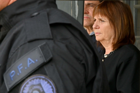 Bullrich desatada: autorizó a la Policía Federal a realizar ciberpatrullaje y requisas sin orden judicial