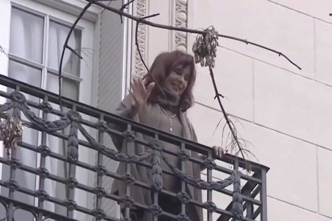 Cristina saluda a la militancia desde su balcón