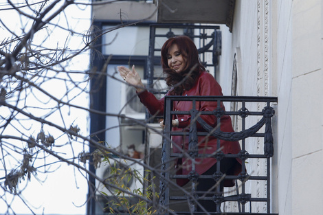 La Justicia le impide salir al balcón a CFK, bajo el argumento de no "perturbar la tranquilidad del vecindario".