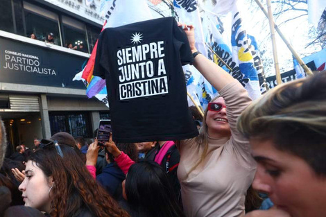 Convocatoria popular en Plaza de Mayo. A las 14, militantes, sindicatos y organizaciones sociales se reúnen para respaldar a Cristina Kirchner y repudiar la proscripción judicial.  