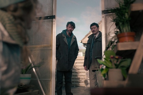 Matthew Goode (a la izquierda) interpreta al detective Carl Morck.