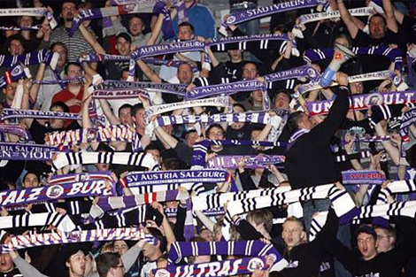 Los hinchas del SV Austria Salzburgo, con sus colores originales