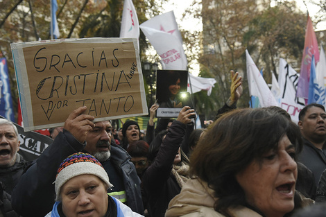 Como en el día de la condena, los rosarinos volvieron a la plaza. (Fuente: Andres Macera)