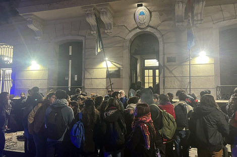 Los militantes marcharon frente a la comisaría para exigir la liberación. (Fuente: Gentileza)