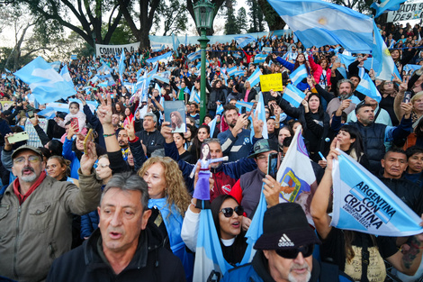 Banderazo en Parque Lezama en apoyo de Cristina Kirchner
