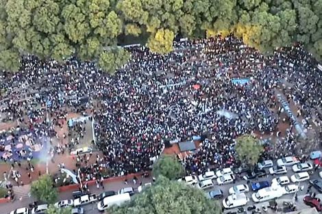 Banderazo en el auditorio de Parque Lezama