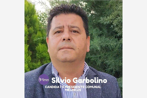 Candidato con afiche de campaña. (Fuente: Gentileza)