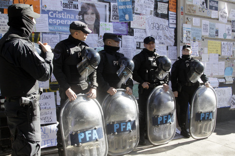 Los efectivos de la Policía Federal en una juridiscción que no le corresponde.
