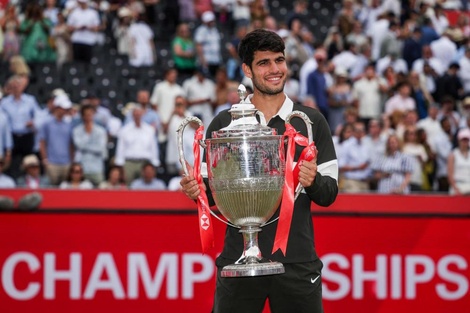 Alcaraz levanta su primer título de la temporada de césped en Queen's