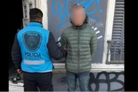 Detienen a un hombre que tenía un poderoso arsenal en una casa abandonada de Palermo