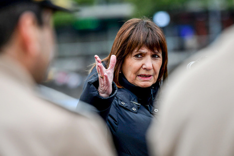 Patricia Bullrich es la principal apuntada por las familias que se preparaban para tomar posesión de sus viviendas en Avellaneda.