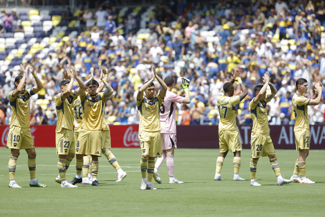 Los jugadores de Boca aplauden a sus hinchas, al despedirse del Mundial