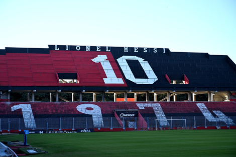  “Tribuna popular Lionel Messi. Tu sueño, nuestra ilusión”, publicó el club.  (Fuente: Sebastián Granata)