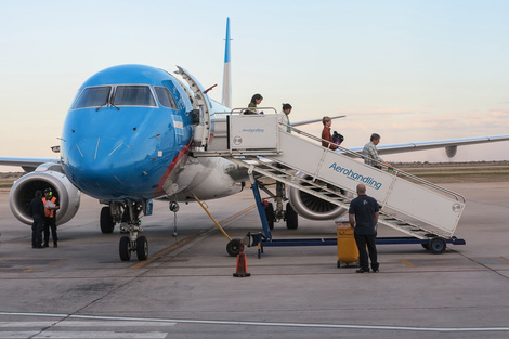 Menos descanso, más riesgos y posibles paros: pilotos en alerta por otra avanzada del Gobierno