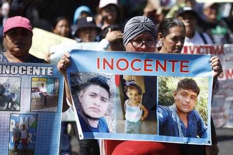 Familiares de detenidos piden el fin del régimen de excepción en El Salvador