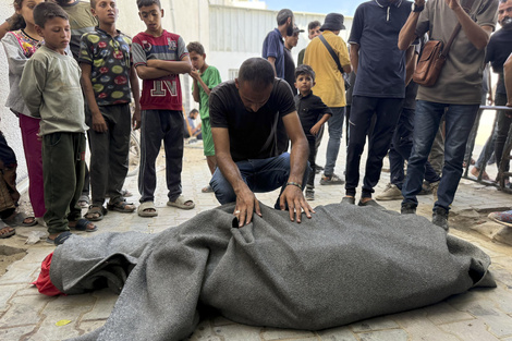 El cadáver de un palestino en el hospital Al Shifa de Franja de Gaza. (Fuente: EFE)