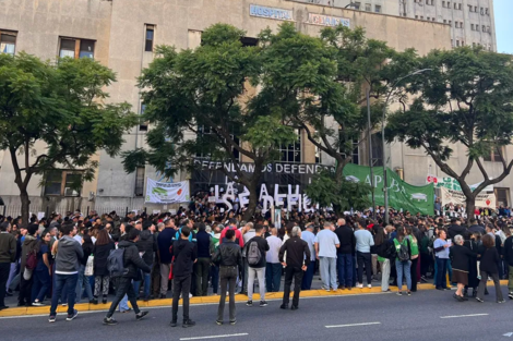 Abrazo al Hospital de Clínicas: "Hace 14 meses que el presupuesto viene mal"