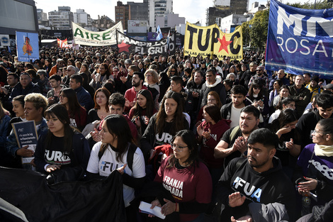 La marcha desbordó la plaza Pringles en Rosario. (Fuente: Andres Macera)