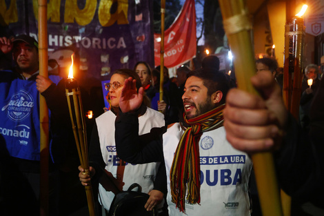 Varios gremios y estudiantes se movilizaron con antorchas y velas.