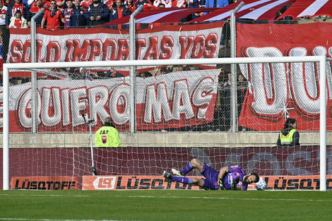 Broun no puede evitar el gol sw  penal que clasificó a Unión. (Fuente: Sebastián Granata)