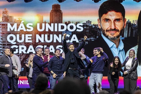 Pullaro y Javkin, y otros, al conocerse los resultados. (Fuente: Imagen web)