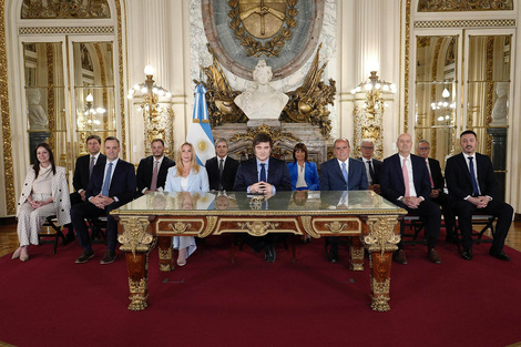 Javier Milei, en Casa Rosada, escoltado por la primera línea de funcionarios. (Fuente: NA)