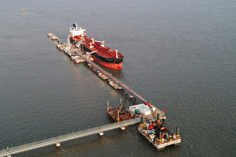 Primer buque desde el nuevo muelle