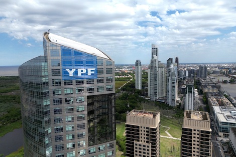 Los fondos buitres vienen a caranchear YPF.  (Fuente: AFP)