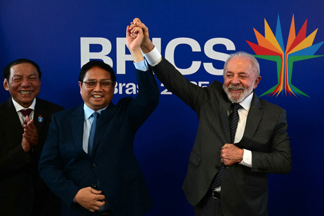 El primer ministro vietnamita Pham Minh Chinh y su par brasileño Lula da Silva saludan.