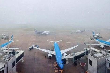Reportan demoras y cancelaciones de vuelos en Aeroparque y Ezeiza por la niebla