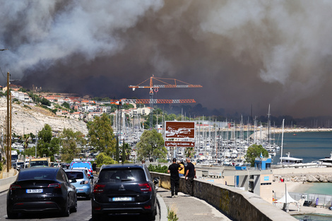 El humo llegó a la playa de Corbieres, en Marsella.