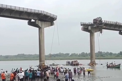 Tragedia en la India: colapsó un puente y hay al menos 9 muertos