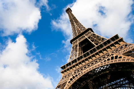 La policía parisina detuvo a dos paracaidistas por saltar desde la Torre Eiffel