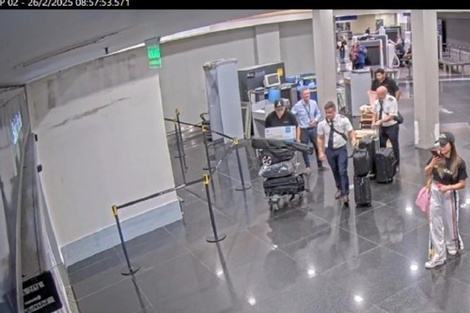 Laura Arrieta en Aeroparque, el 26 de febrero pasado, esquivando los controles de las valijas.