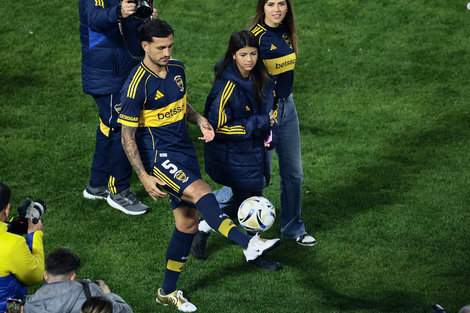 Leandro Paredes mandó algunas pelotas a la tribuna durante su presentación. (Fuente: Fotobaires)