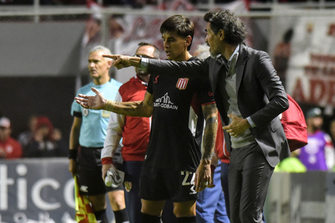 Eduardo Domínguez da indicaciones a Alexis Castro durante el 0-1 con Unión. (Fuente: Fotobaires)