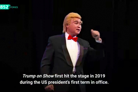 El actor Lung Koon-tin interpreta a Donald Trump en la ópera cantonesa "Trump The Twins President".