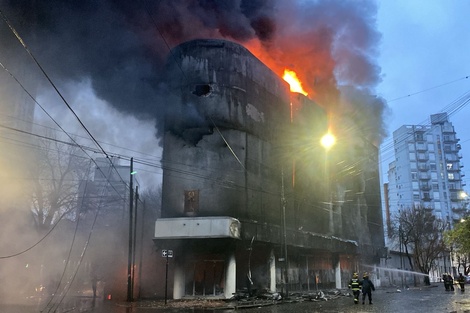 Voraz incendio en un galpón en La Plata