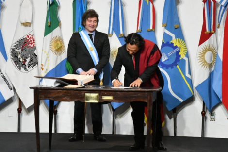 Milei y Sáenz, durante la firma del Pacto de Mayo, en julio de 2024