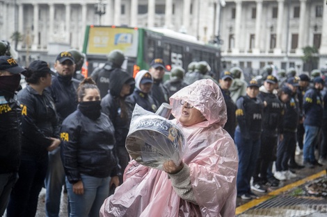 Gendarmes bajo la lluvia. 