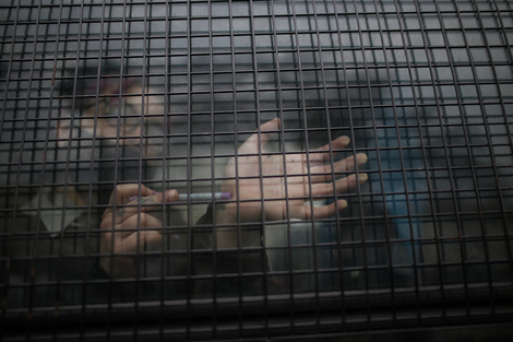 Una persona es llevada detenida y exhibe sus datos para la cámara que pudo tomarla antes de ser chupada por el aparato represivo de Bullrich y Milei. 