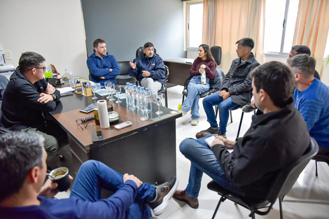 El diputado Toniolli escuchó ayer a trabajadores en Totoras. (Fuente: Gentileza)