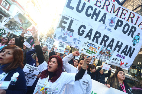 El Garrahan sigue movilizado: miles de personas marcharon a Plaza de Mayo en defensa de la salud pública