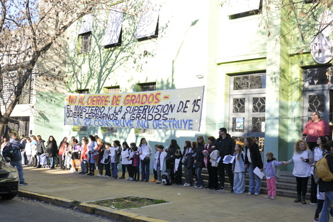 Un abrazo a la escuela Nº22 Félix de Azara contra el cierre de grados