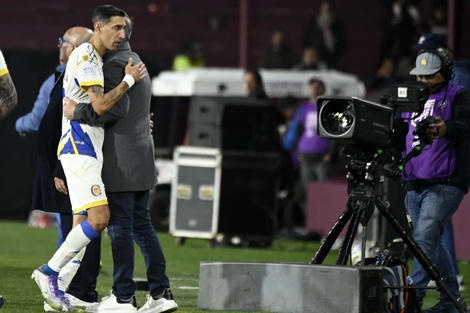 Di María celebra con Holan la victoria en Lanús. 