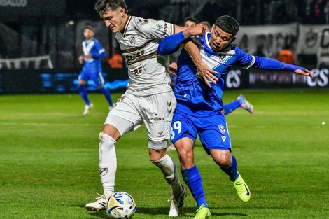 Saborido y Machuca pelean por el balón (Fuente: Fotobaires)