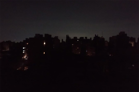 Así se veían vastas zonas de Rosario ayer, pasadas las 20. (Fuente: Archivo Rosario12)