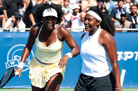Risas entre Venus Williams y Hailey Baptiste en pleno partido. (Fuente: Redes sociales)