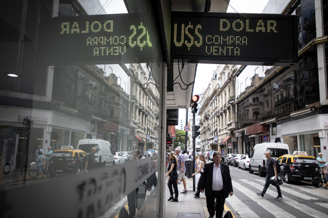 Sigue la expectativa cambiaria. Vuelven a caer los títulos públicos 